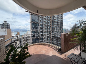 High floor, nice deco, big balcony, open view