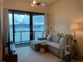 Stunning sea view, good condition, low age building