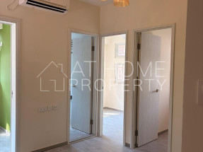 Bright and airy, nice deco, convenient location