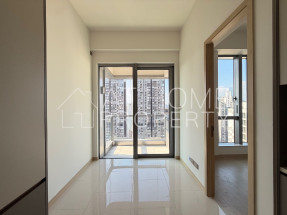 Brand new building, bright, open kitchen, convenient location