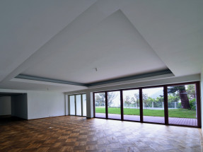 Grand 3-Bedroom with Garden & Mountain Views at 3 Headland Road