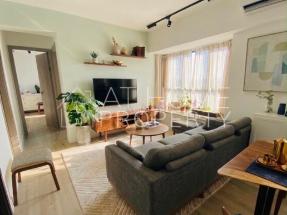 Designer deco, convenient location, bright and airy
