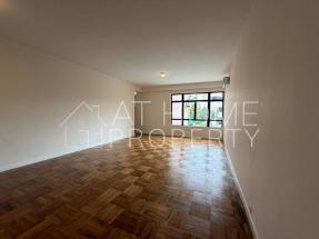 Newly refurbished, with 1 cp, quiet location