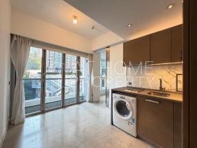 Floor to ceiling window, quiet and convenient location