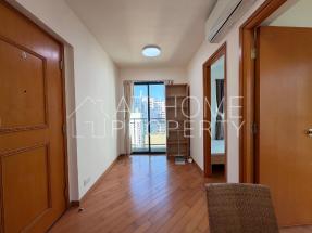 High floor, bright and airy, convenient location